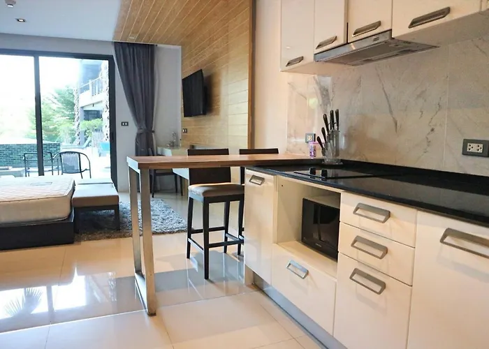 Pool Front Sexy Studio Fully Furnished Apartment
